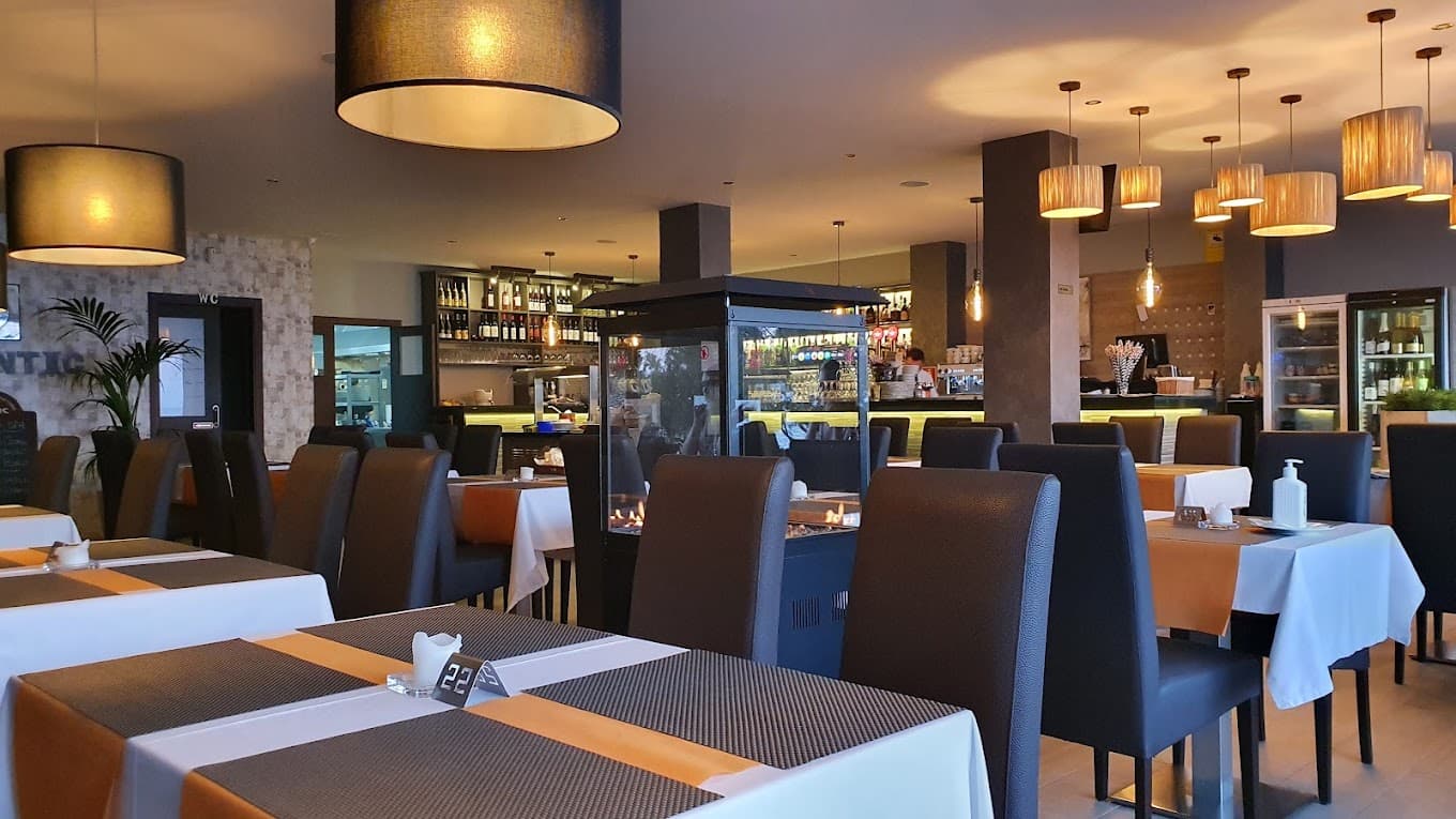 Der warm beleuchtete Innenraum des Restaurante Antic am Abend