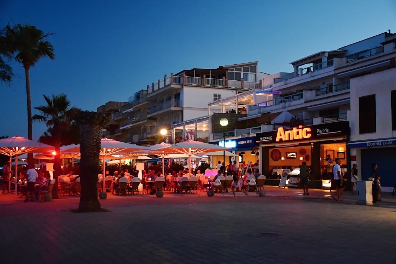 Restaurante Antic an der Promenade von S'Illot in der Abenddämmerung